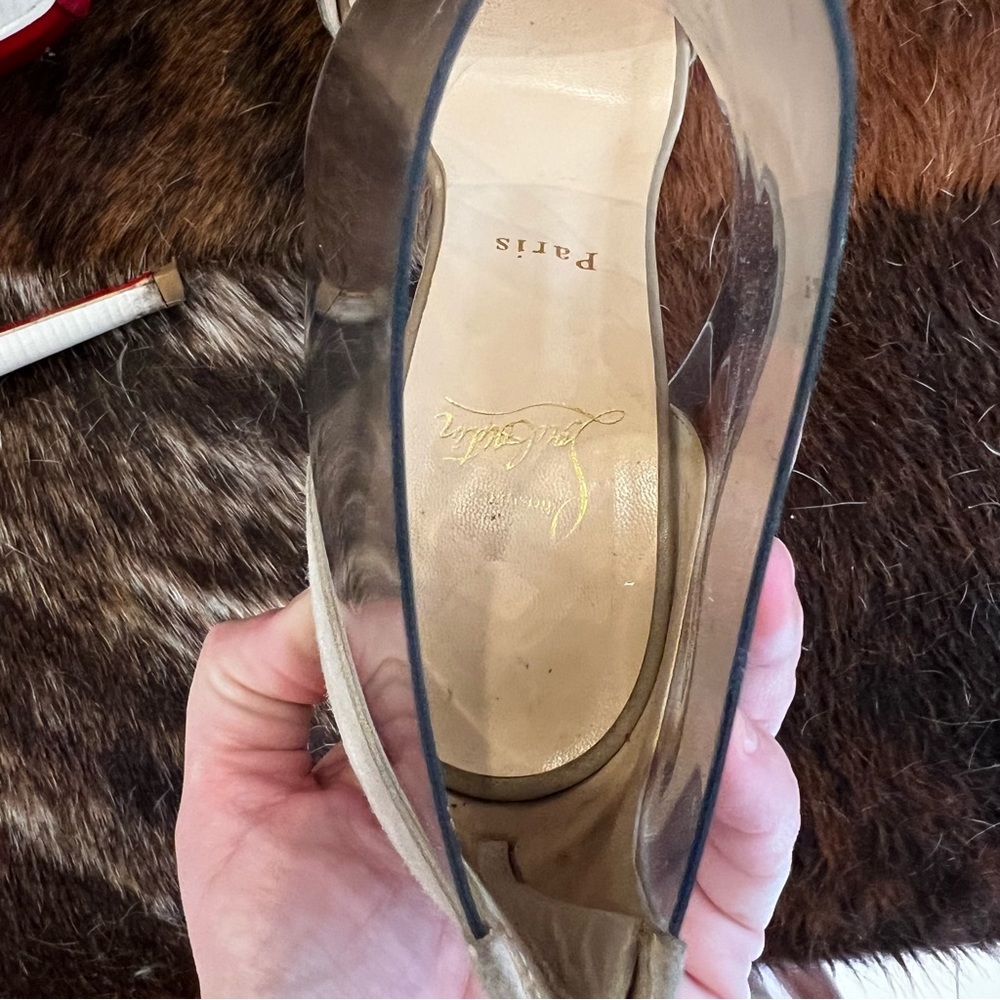 Taylor Swift: Christian Louboutin “Dufoura” Sandals in Smoke/Silver/White - Picture 12 of 15